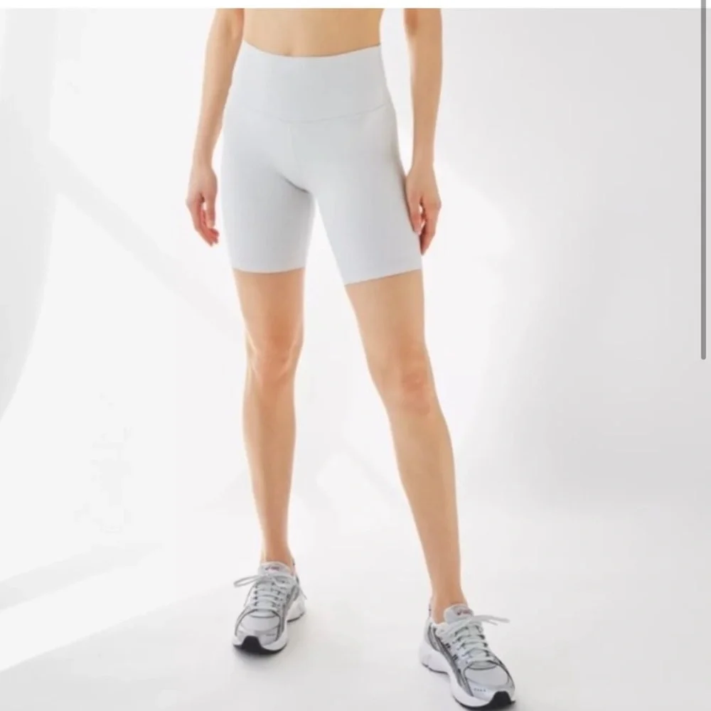 TNA Chill Atmosphere 7in High-waisted Heather Gray Biker Shorts Small - Picture 2 of 5